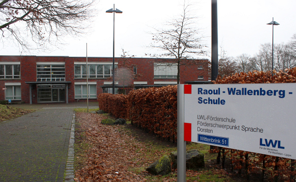 Raoul-Wallenberg-Schule Schild.jpg