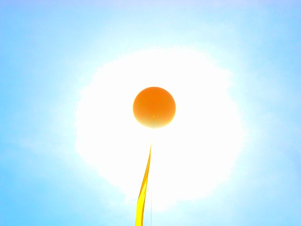 Schachtzeichen Ballon vor Sonne.jpg