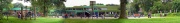  Das tolle Panorama-Foto kann durch anklicken in zwei Stufen vergrößert werden. Pause in der Grünen Schule. Foto: Alfed Gebauer, 8.8.07 . Genehmigte Quelle: http://www.flickr.com/photos/79672714@N00/1050829869/