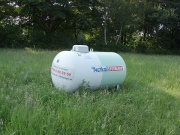Als Werbung steht mitten auf der Wiese B58 / Napoleonsweg seit Jahren ein Tank herum