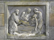 Relief am Eingang "Grablegung" von Eduard Fischer 