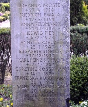 Namensliste auf der anderen Seite der Friedhofs-Stele