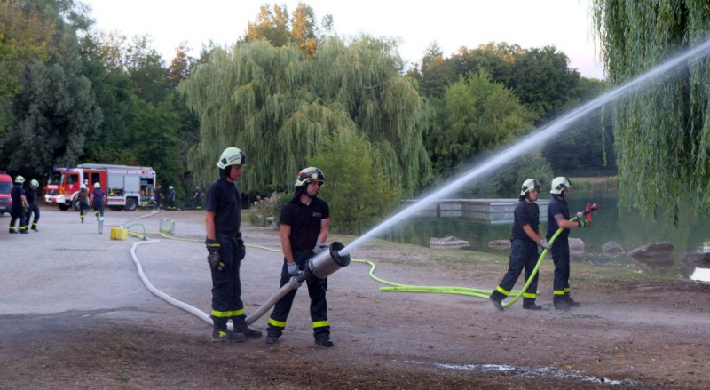 Datei:Feuerwehr Übung am See.jpg