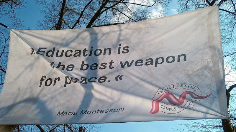 Datei:Banner Education is the best weapon for peace.jpg