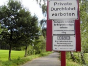 Schild an der B58/Zecheneinfahrt