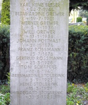 Namensliste auf der Friedhofs-Stele