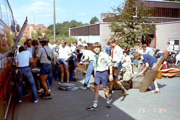 Datei:1984.07.25.Pfadfinder fahren ins Sommerlager.jpg