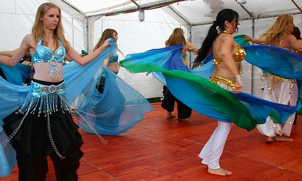 Datei:WMS 12 Bauchtanzgruppe Tücher.jpg