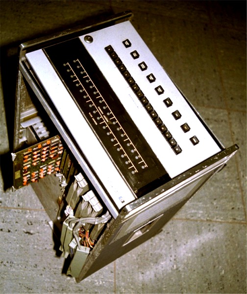 Datei:HEWLETT PACKARD Rechner 2114A, stehend.jpg