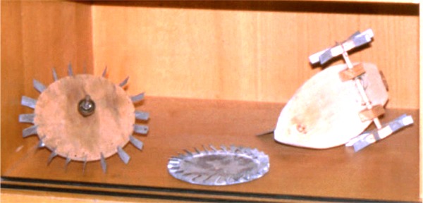 Datei:U Boot mit Gummibandantrieb und Schaufelrädern.jpg
