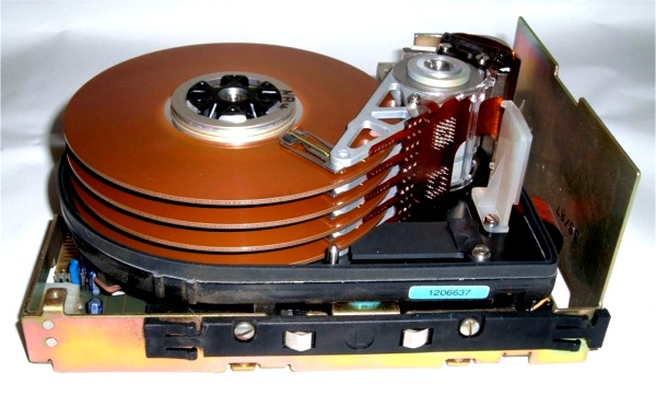 Datei:A Festplatte mit 4 Magnetscheiben.jpg