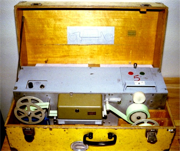 Datei:CARL ZEISS Lochstreifenstanzer 89462 b.jpg