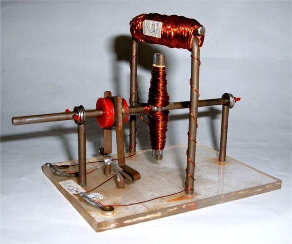 Datei:Demonstrationsmodell Elektromotor.jpg