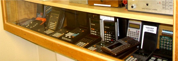 Datei:Vitrine 1 mit Tachenrechnern.jpg