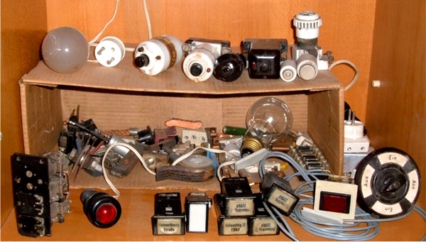 Datei:Diverse Elektroteile, z.B. Taster.jpg