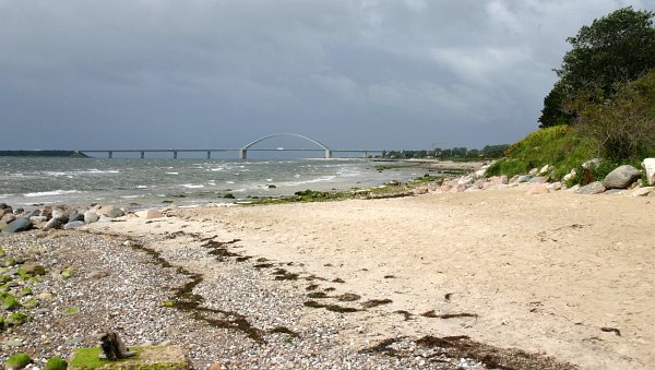 Datei:Fehmarn Strand mit Brücke.jpg