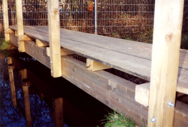 Datei:2002.10. Teichbrücke 1.jpg