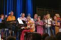 Lukas Czarnuch in stilechtem Outfit mit dem Barbara-Chor