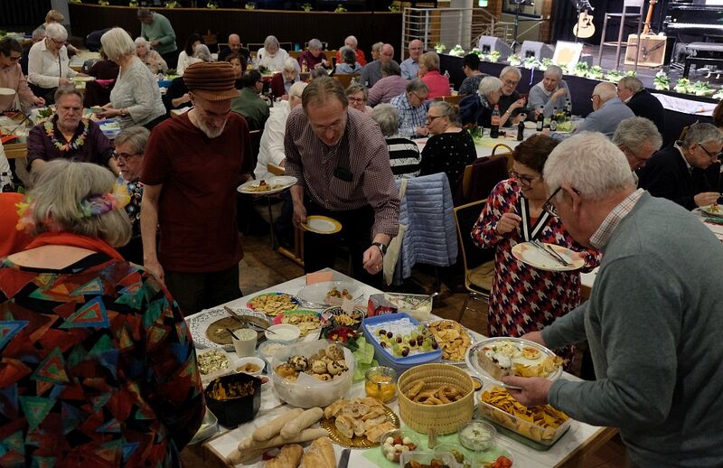 Datei:Lange Tafel Mitbringbuffet.jpg