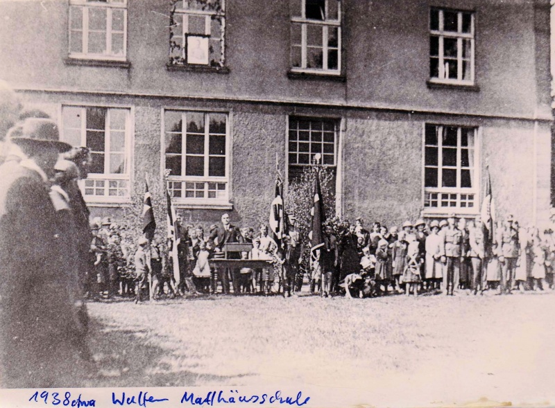 Datei:1938etwa WUL Schulklasse-mit Nazis 2.jpg