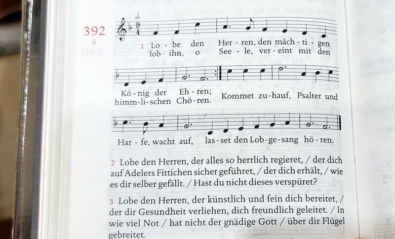Datei:Gotteslob 392 Lobe den Herren.jpg