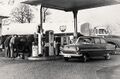 Ein historisches Foto mit Pferd, Tankwagen und Opel Record