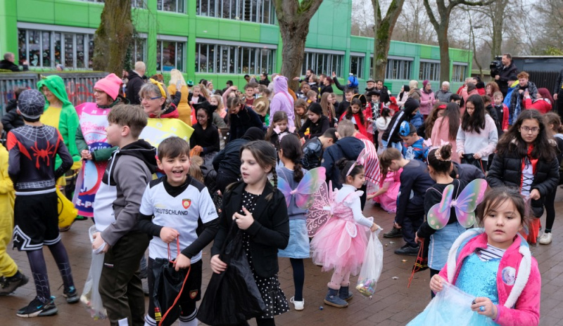 Datei:Grüne Schule Karneval 23 Kamellejagd.jpg