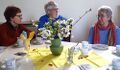 Frühlingssträuße mit Osterschmuck und Marienkäfern