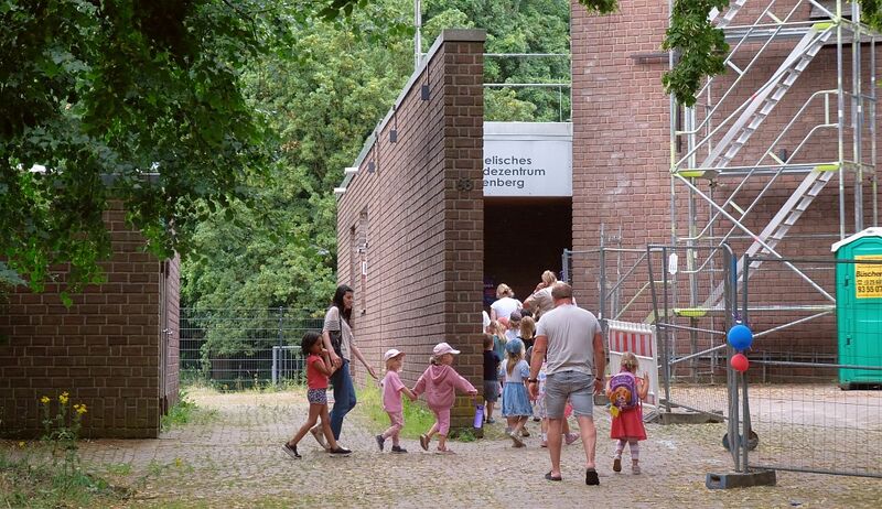 Datei:BaZ Metastadtkinder.jpg
