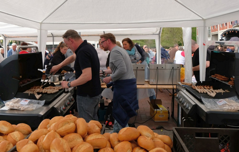 Datei:Aufbruch Bratwurst.jpg