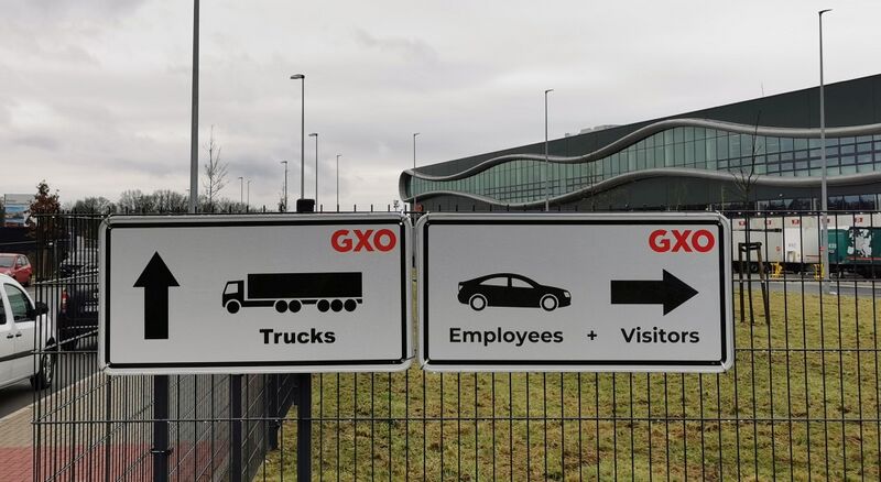Datei:GXO Schild Trucks.jpg