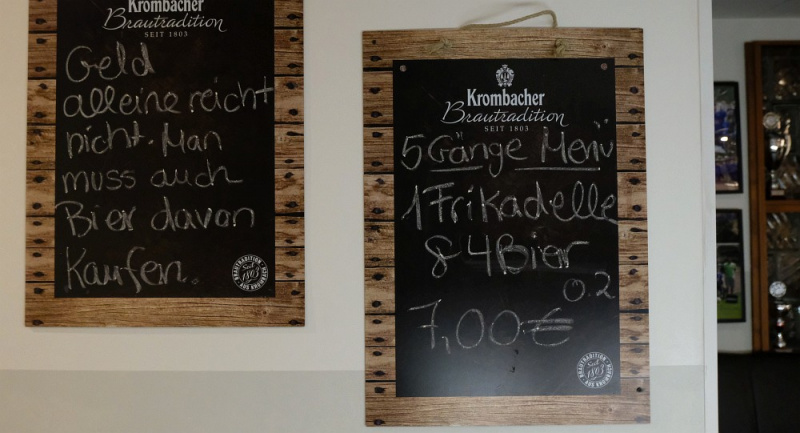 Datei:Speisekarte Frikadelle und Bier.jpg
