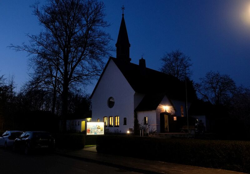 Datei:Gnadenkirche Blaue Stunde.jpg