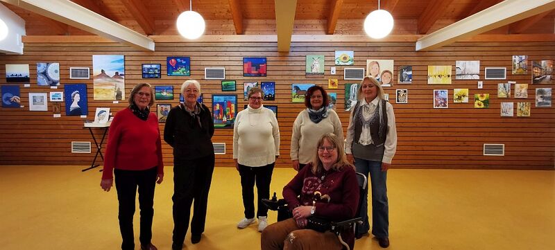 Datei:Ausstellung Künstlerinnen vor ihren Werken.jpg