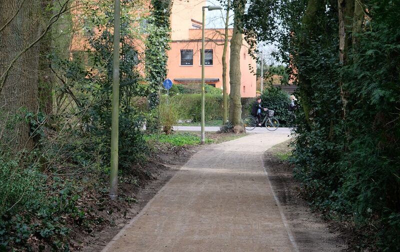 Datei:Weg Finnstadt Sportanlagen saniert.jpg