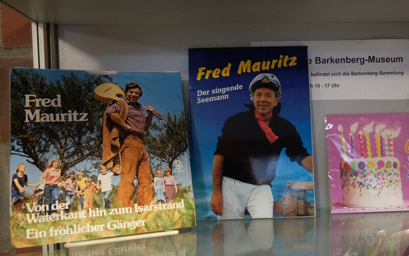 Datei:Fred Mauritz in der Vitrine.jpg