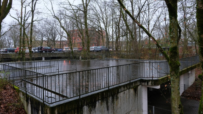 Datei:Parkdeck unbenutzt.jpg