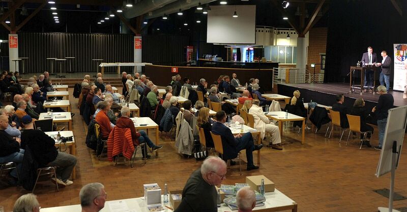 Datei:Jahrbuch Präsentation 25.jpg