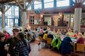 Das Café hatte sich in die Agora ausgedehnt