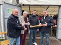 "Holstival-Tassen" und Staffelstab am Festzelt Vogelstange
