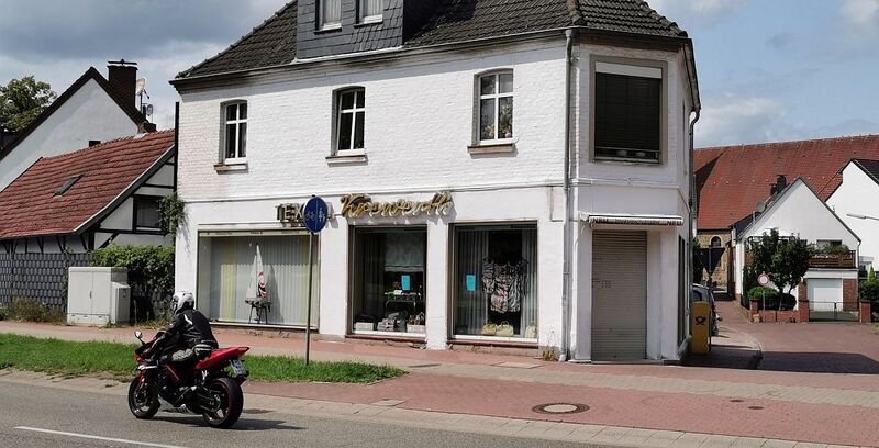 Datei:Textil Krewerth geschlossen.jpg