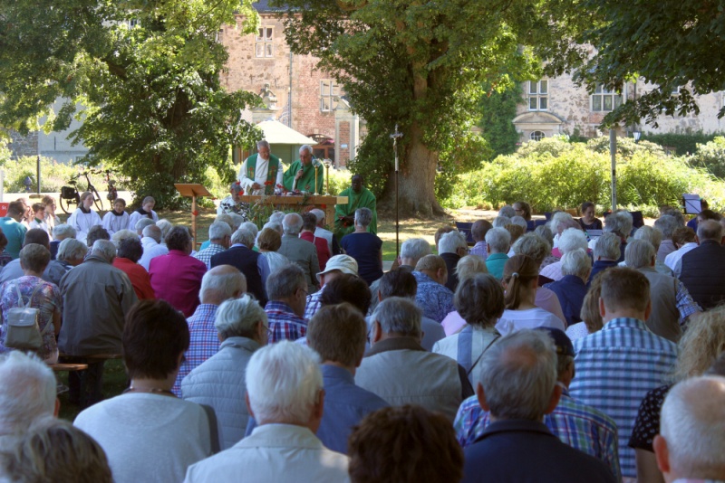 Datei:Schlossgottesdienst 18 Besucher.jpg