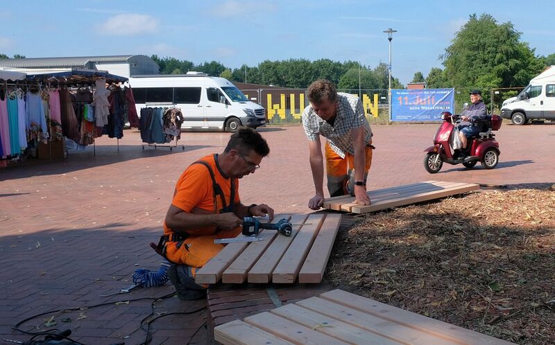Datei:Marktlinde neue Bänke.jpg