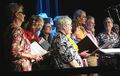 Viele Chormitglieder hatten sich in "Blumenkinder" verwandelt