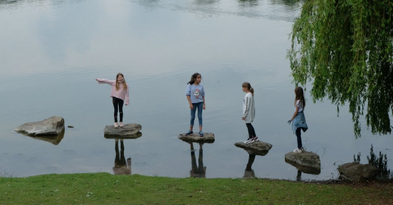 Datei:See 4 Mädchen.jpg