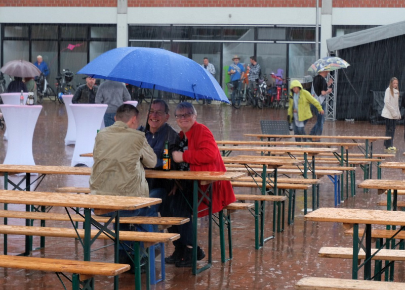 Datei:Aufbruch Regenschirm.jpg