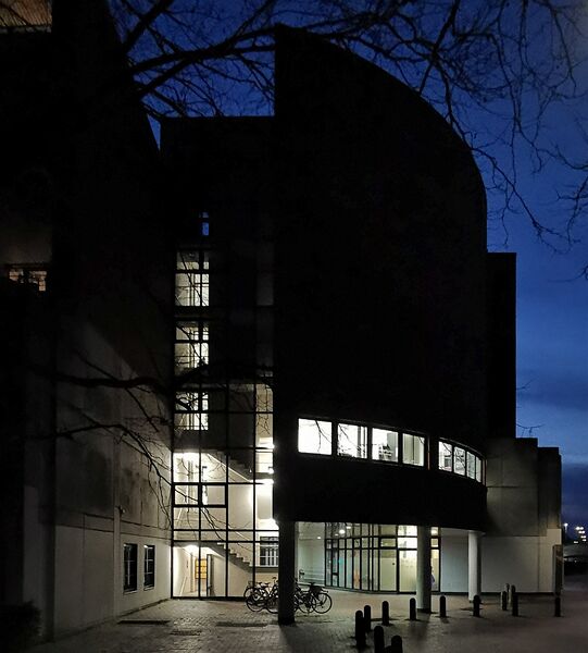 Datei:Rundbau in der Nacht.jpg