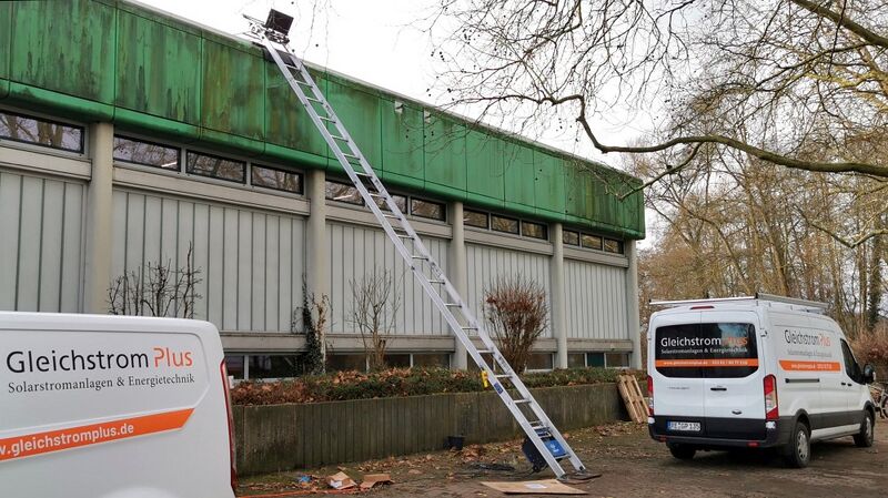 Datei:Grüne Schule Solardach Installation.jpg
