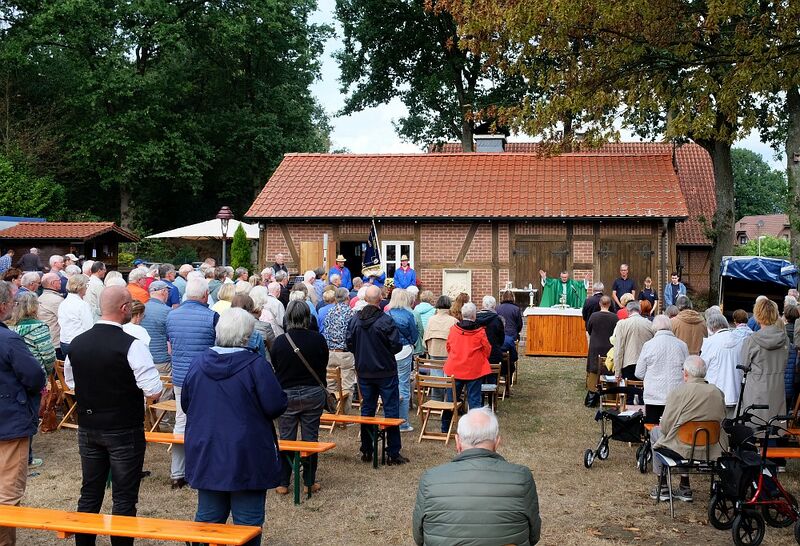 Datei:Gottesdienst am Heimathaus 26.jpg